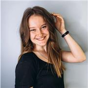 Die ausgebildete Tanzlehrerin, die in Bereichen Stepp- und Contemporary- Tanz seit Jahren arbeitet.